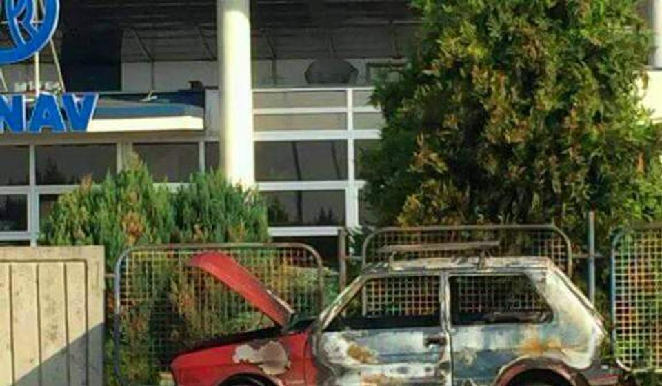 Šteta na automobilu je totalna. Foto VranjeNews