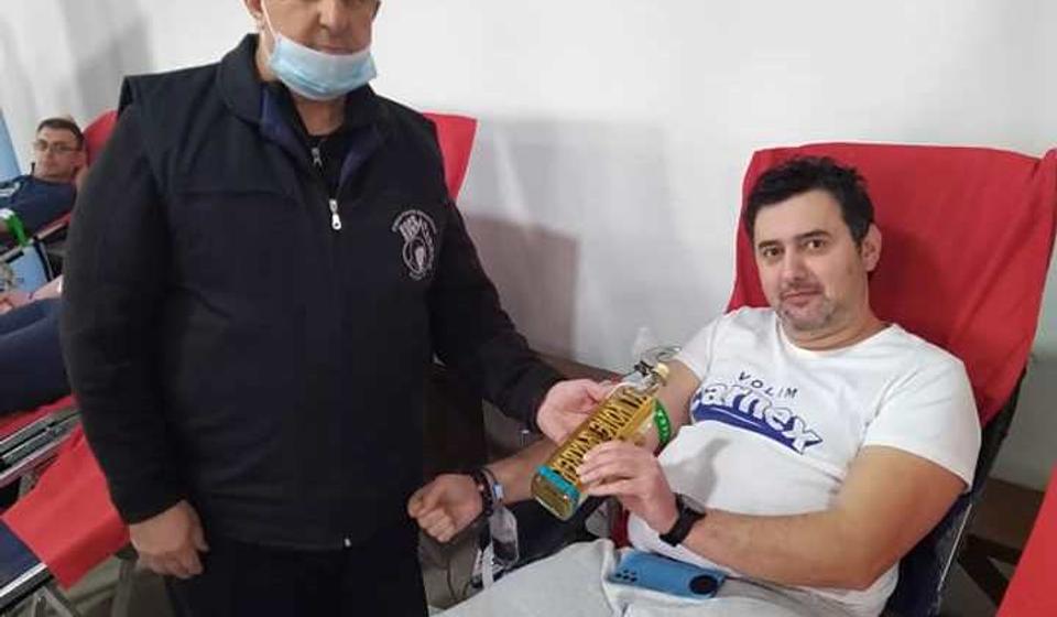 Blagoje Kocić sa jednim od dobovoljnih davalaca. Foto HU Koce zauvek