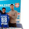 Indonežanin Sulaeman prilikom potpisivanja ugovora sa surduličkim klubom. Foto FK Radnik