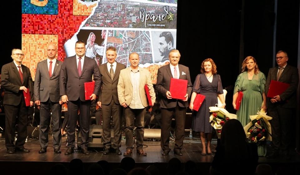Sa prošlogodišnjeg uručenja gradskih priznanja. Foto Vranje News