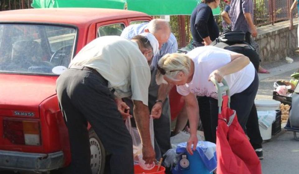 Zabranjena vanpijačna prodaja robe široke potrošnje. Foto Vranje News
