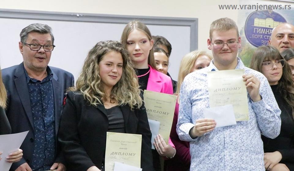 Nagrađeni sa predsednikom žirija i sponzorom takmičenja, advokatom Slobodanom Nešićem. Foto Vranje News