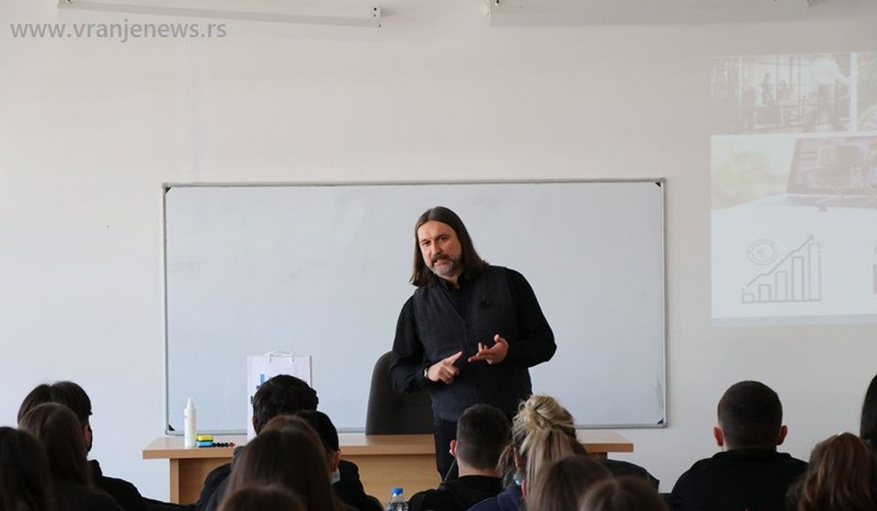 Profesor Dražen Marić sa maturantima. Foto Vranje News