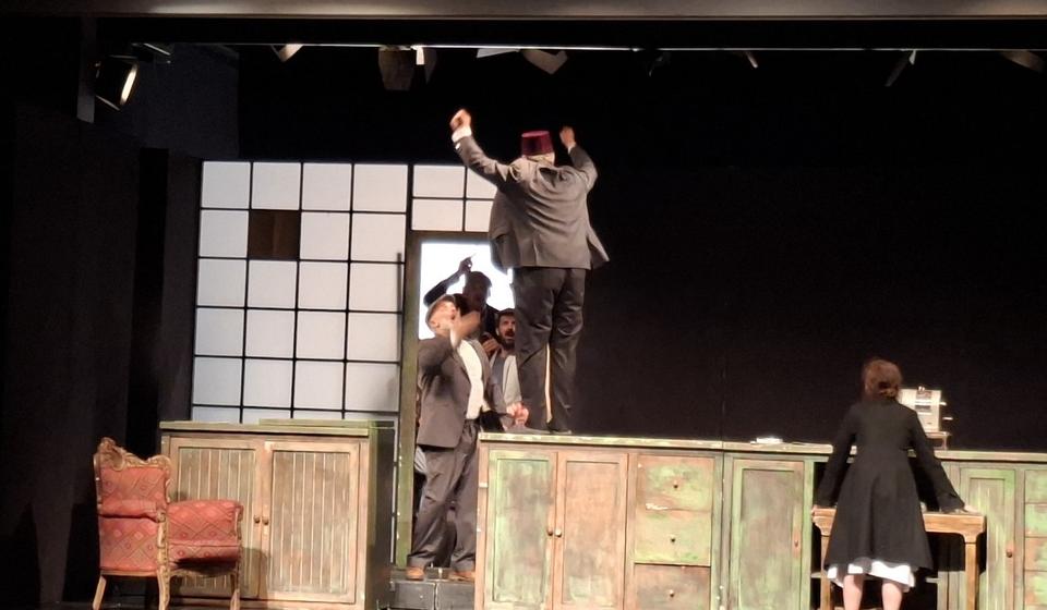 Detalj iz nagrađene predstave Narodni poslanik. Foto Vranje news