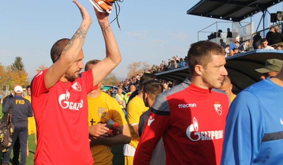 Golman Zvezde Borjan otpozdravlja navijačima. Foto VranjeNews