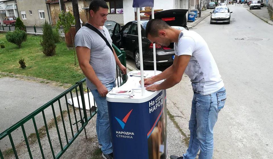 Jedna od uličnih akcija Narodne stranke u Trgovištu. Foto NS