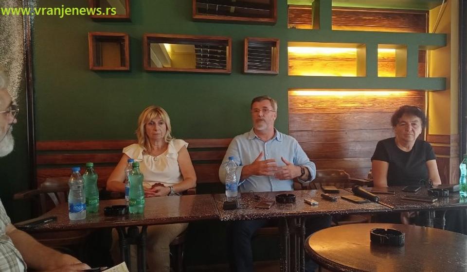 Veran Matić i Olivera Vladković (levo) u susretu sa novinarima nakon glavnog pretresa u Osnovnom sudu. Foto Vranje News