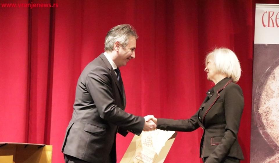 Priznanje za Predškolsku ustanovu Naše dete: direktorka Vesna Džikić sa gradonačelnikom. Foto Vranje News