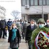 Najuže gradsko rukovodstvo polaže cveće kraj bareljefa Voždu Karađorđu. Foto Vranje News
