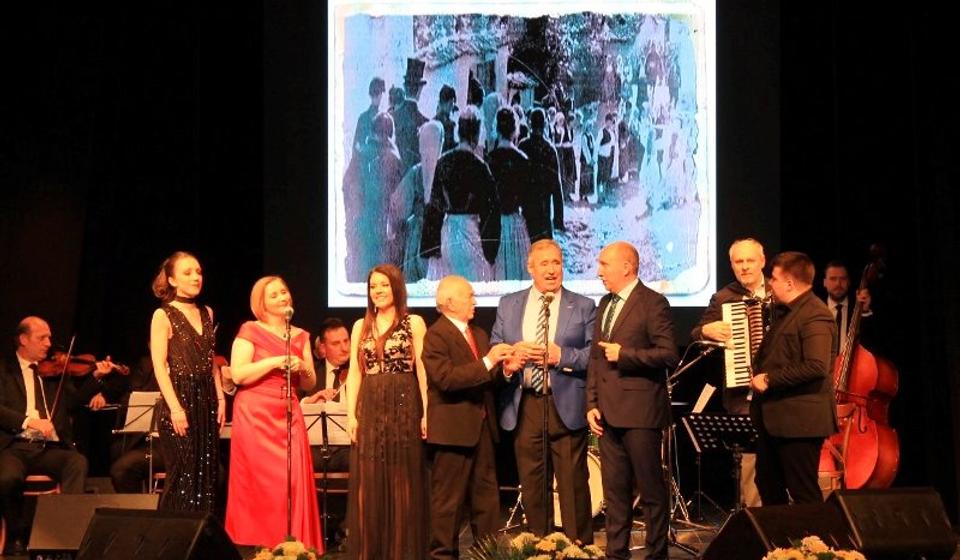 I ovogodišnji festival završen je prema ustanovljenoj tradiciji - pesmom 