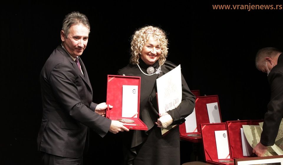 Priznanje za najbolju obrazovnu ustanovu u Vranju uručeno je Marini Stojanović, direktorki OŠ Vuk Karadžić. Foto Vranje News