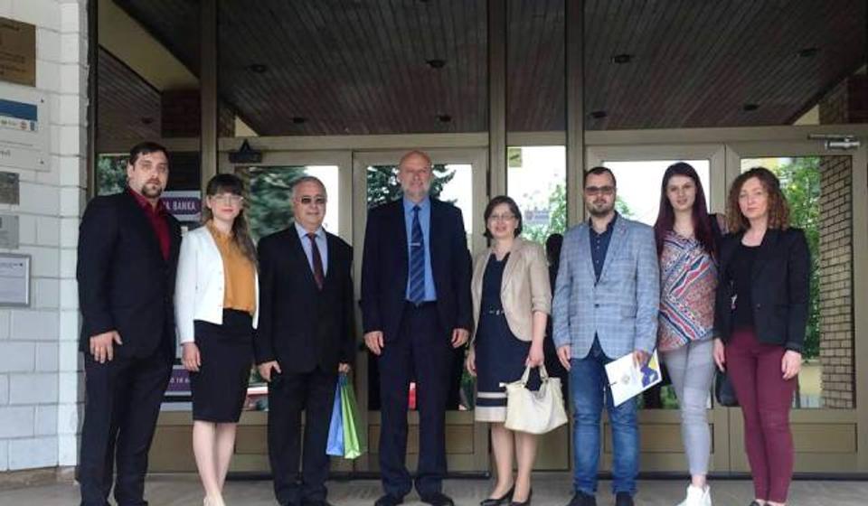 Članovi BSC-a sa predstavnicima konzulata ispred zgrade Gradske uprave. Foto BSC