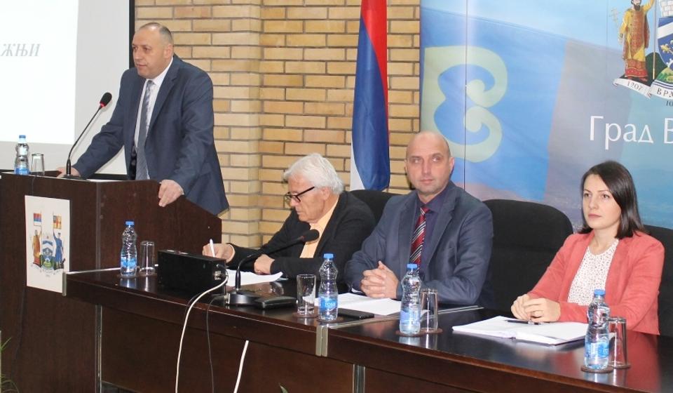 Dragan Sentić obrazlaže Odluku o budžetu GO Vranjska Banja na sednici u petak. Foto vranje.rs