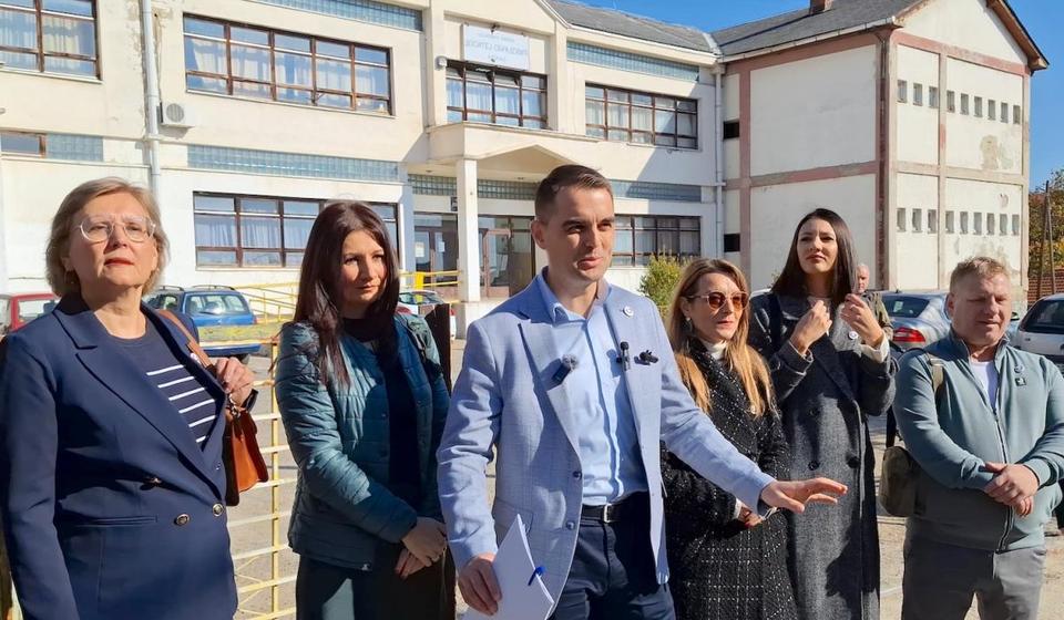 Slobodan Petrović sa partijskim kolegama na konferenciji za medije. Foto Vranje news