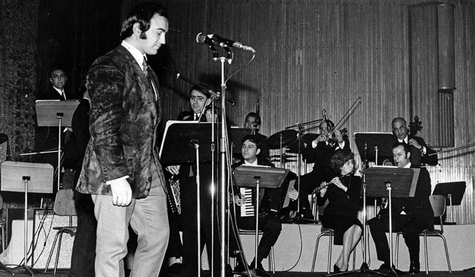 Sa nastupa u Domu sindikata u Beogradu 1972. godine u pratnji Narodnog orkestra RTB pod upravom Radeta Jašarevića. Foto WMAS (izvor Slobodan Jovanović Cobi)