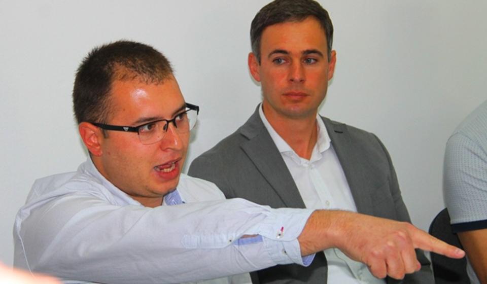 Lider vranjskog odbora NS Đorđe Ristić (levo) na konferenciji za medije posle incidenta. Foto VranjeNews