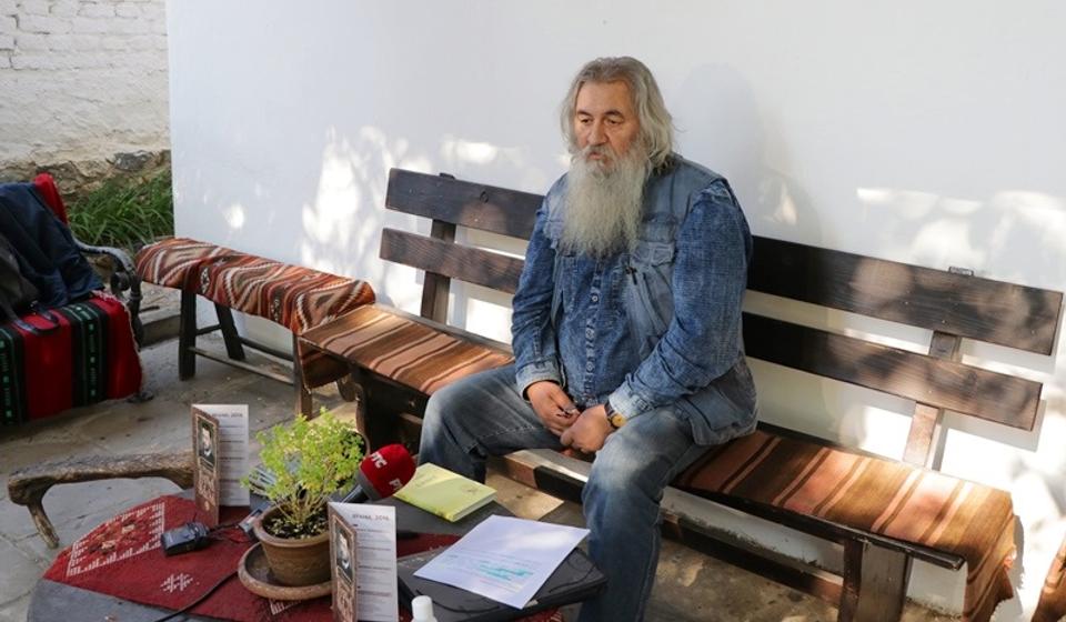 Miroslav Cera MIhailović u ime Književne zajednice Borisav Stanković  saopštava ime dobitnika Borine nagrade. Foto Vranje News