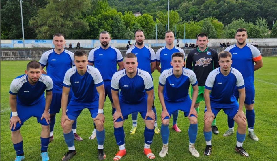 Nadigrali jednu od najboljih ekipa lige: fudbaleri Morave uoči početka utakmice sa Radanom. Foto SFK Morava