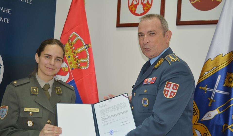 Tijani je nagradni vaučer u ime ministra odbrane uručio general-potpukovnik Goran Radovanović. Foto MOD