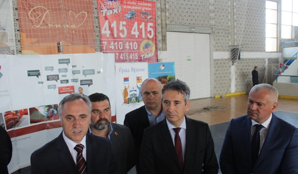 Direktor Centrale NSZ Zoran Martinović sa domaćinima. Foto Grad Vranje