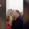 Neće ga roditelji i đaci: Nenad Tasić napušta beogradsku školu u pratnji policije. Foto printscreen video Nova.rs
