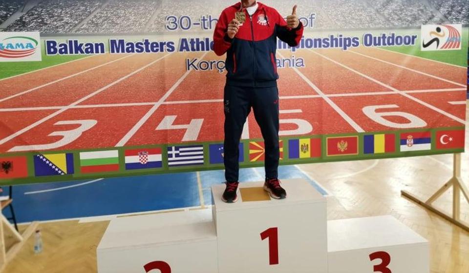 Stošić na pobedničkom postolju u Albaniji. Foto AK Vanjski maratonci