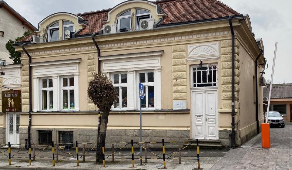 Kuća u kojoj je živeo i ordinirao dr Petrović, u Ulici Cara Dušanau Vranju. Posle Prvog svetskog rata, bila je smeštena vranjska Bolnica do 1.decembra 1931. Foto T.R.S. (2023)
