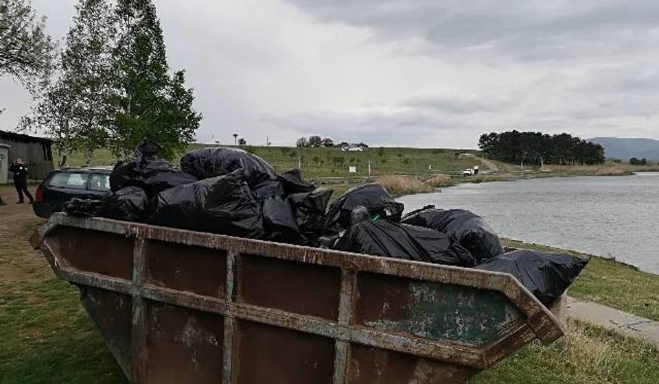 Sa jedne od ranijih ekoloških akcija na Aleksandrovačkom jezeru. Foto Vranje News