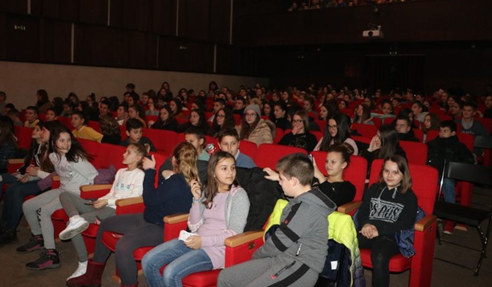 Veliki broj školaraca ovih dana pogledao Dunićevu monodramu. Foto VranjeNews