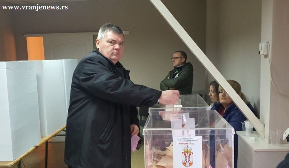 Manić glasa u prostorijama Crvenog krsta. Foto Vranje News