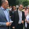 Vladimir Orlić sa funkcionerima GrO SNS na šetalištu u centru grada. Foto SNS