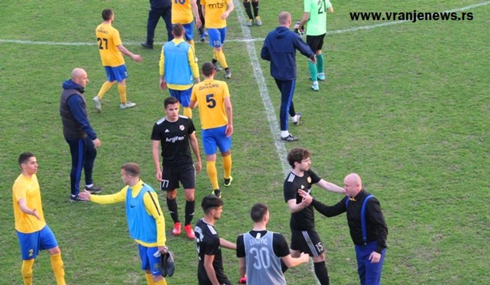 Đani čestita fudbalerima posle utakmice sa Čukaričkim (0:0). Foto VranjeNews