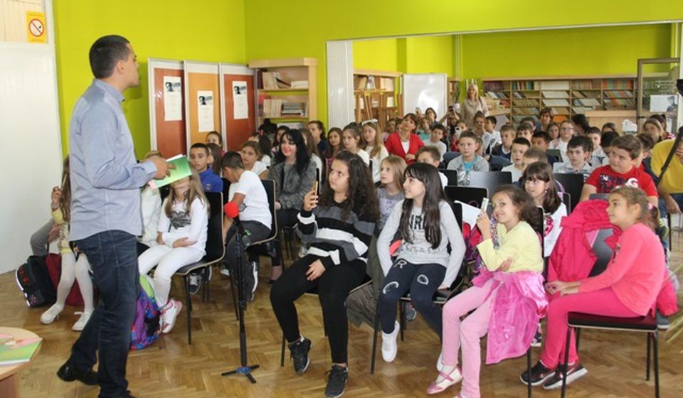 Najmlađi čitaoci na jednom od susreta sa piscima. Foto Vranje News