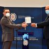 Vulin uručuje odlikovanje direktoru Jumka Branislavu Trajkoviću. Foto MOD