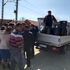 Žiteljima romskog naselja u Pavlovcu podeljene besplatne kante za smeće. Foto JKP Komrad