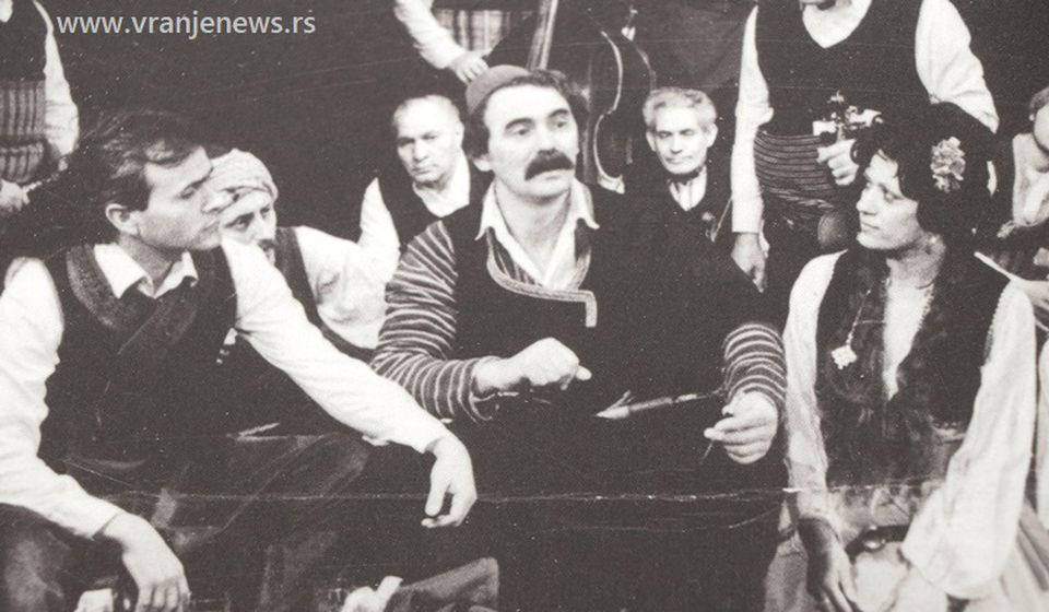 Dragan Stanković (u sredini), jedan od najnagrađivanijih glumaca vranjskog teatra, igrao je gotovo u svim predstavama rađenim po delima Bore Stankovića. Foto ilustracija Vranje News