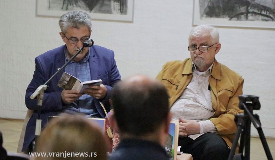 Mirko Demić sa književnim kritičarem Aleksandrom Lakovićem. Foto Vranje News