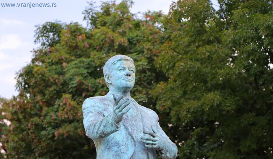 Spomenik čuvenom pevaču nalazi se na Trgu Staniše Stošića u Vranju. Foto Vranje News