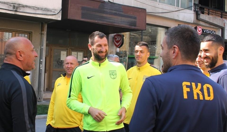 Van terena je uglavnom bila dobra atmosfera: Danijel Gašić (u sredini) sa Antićem i fudbalerima Dinama. Foto VranjeNews