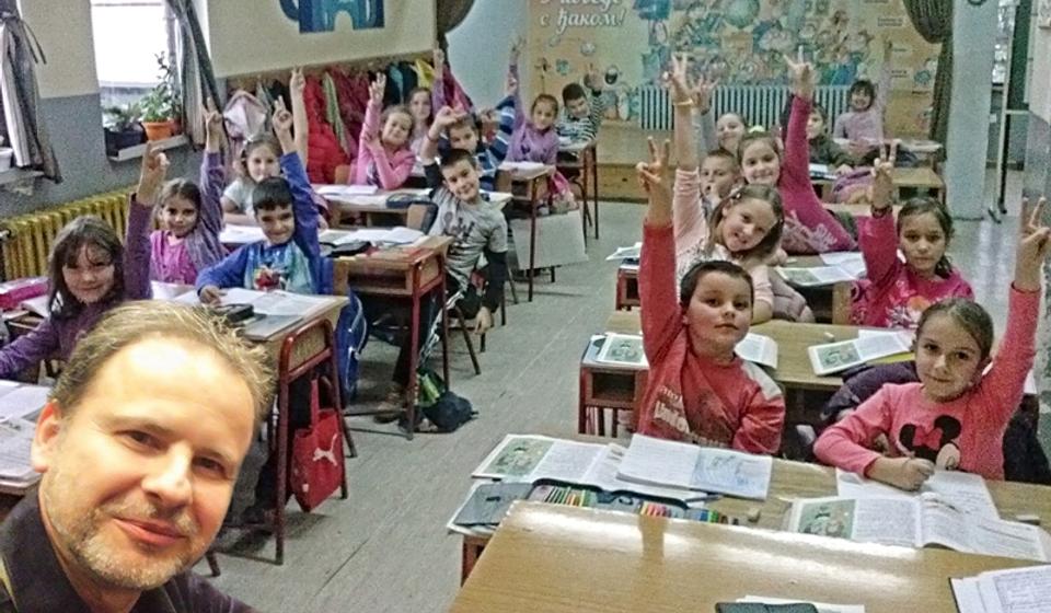 Dejanović sa svojim đacima. Foto lična arhiva