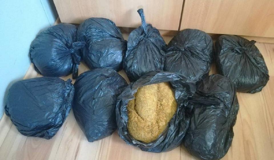 Devet najlonskih kesa duvana. Foto Uprava carina