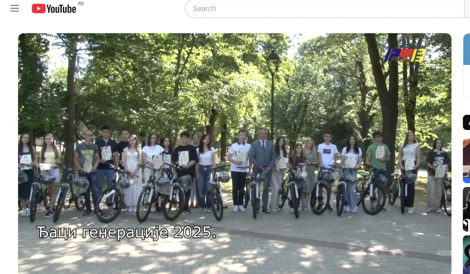 Samo JEDAN ČOVEK može da podeli bicikle đacima generacije. Foto YouTube (printscreen kanal RTV doo)