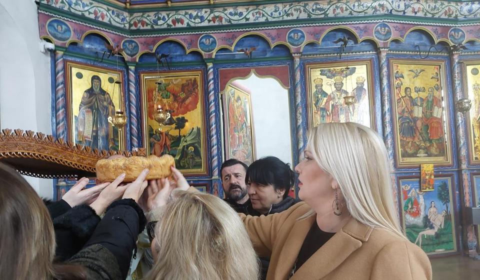Zaposleni u Narodnom univerzitetu u Vranju na presecanju slavskog kolača u Hramu Svete Trojice. Foto NU