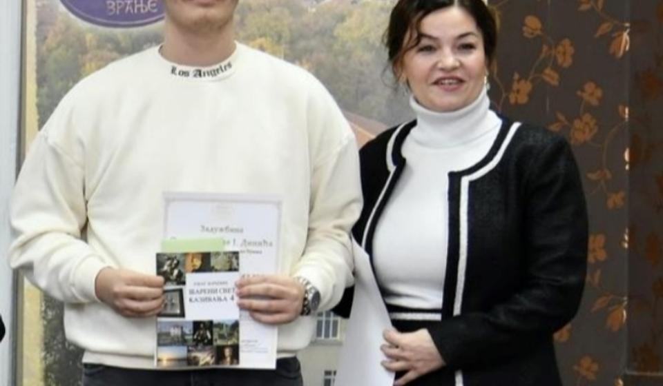 Veljko sa svojom mentorkom, profesorkom Tanjom Rusimović. Foto Gimnazija Bora Stanković