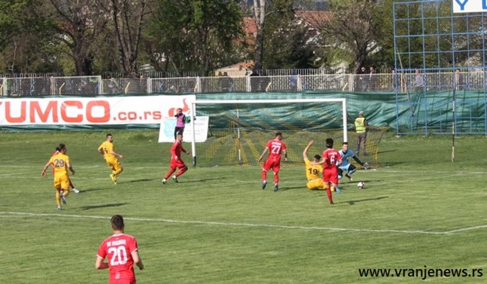 Napadač Dinama Ratković srušen je u sedmom minutu u šesnaestercu, sudija je svirao penal. Foto VranjeNews