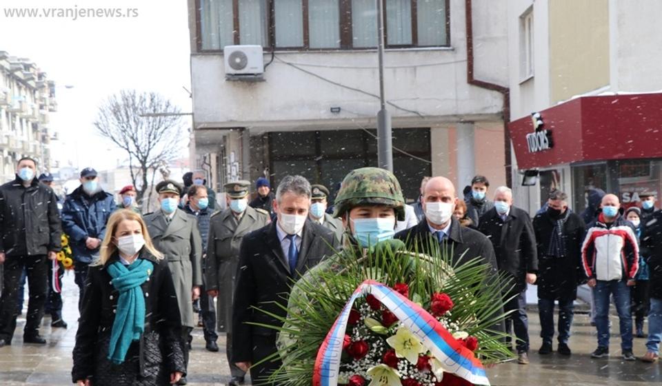 Najuže gradsko rukovodstvo polaže cveće kraj bareljefa Voždu Karađorđu. Foto Vranje News
