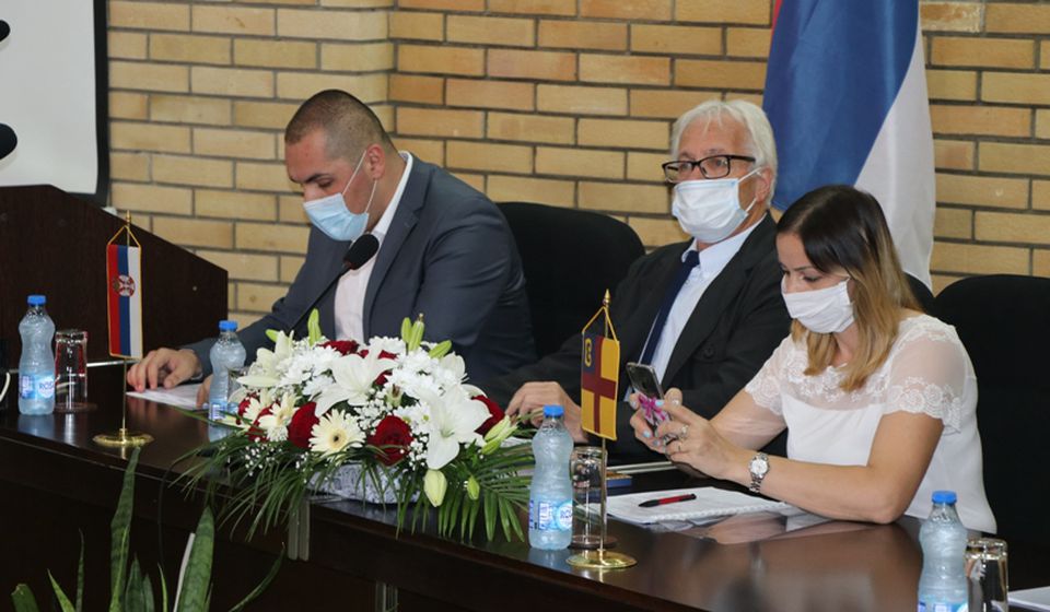 Najstariji i najmlađi predsedavali na početku sednice. Foto Vranje News