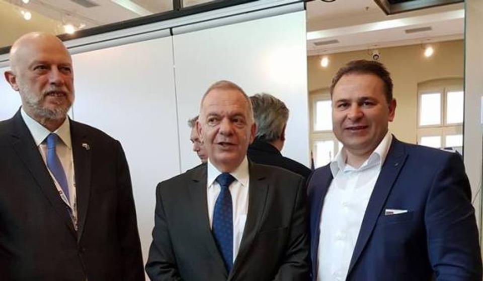 Kostov (desno) sa ambasadorom Bugarske u Srbiji Radkom Vlajkovim i o konzulom Edvinom Sugarevim. Foto Fejsbuk profil Stefana Kostova 