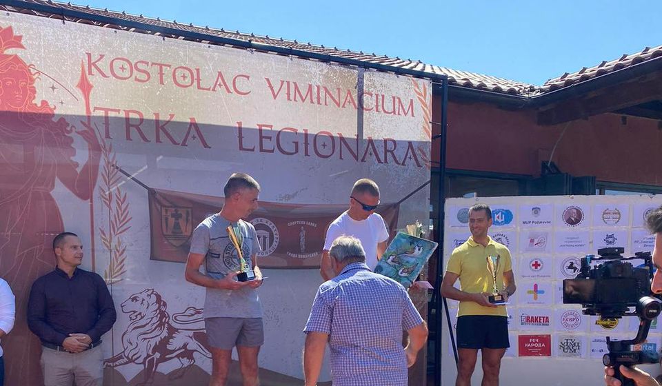 Apsolutna pobeda u Kostolcu: Kristijan Stošić na pobedničkom postolju. Foto AK Vranjski maratonci