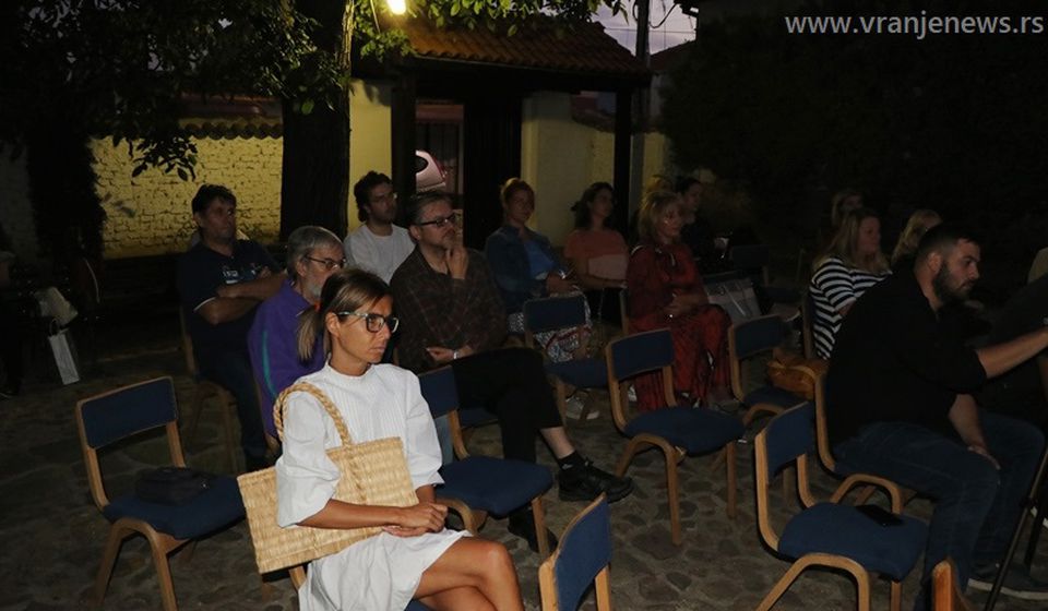 Književno veče je u dvorištu Borine kuće. Foto ilustracija Vranje News